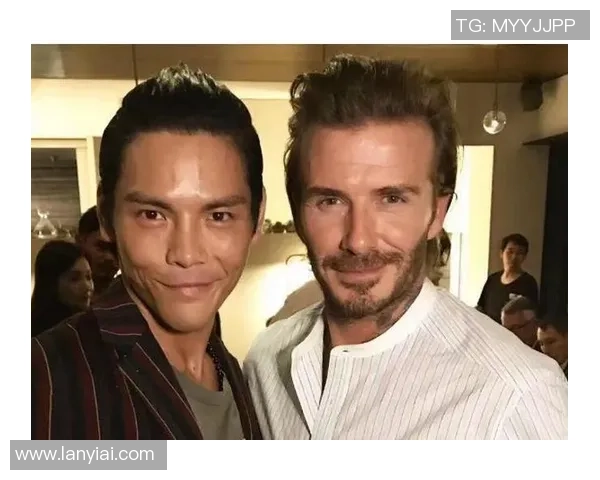 吴奇隆与足球明星亲密合影展现运动与娱乐的完美结合 吴奇隆与足球明星亲密合影展现运动与娱乐的完美结合